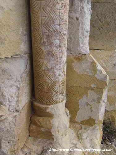 COLUMNA CON RESTOS DE DECORACIÓN GEOMÉTRICA INCISA